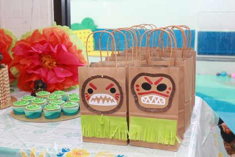 Moana Goodie Bag Ideas, Moana Birthday Goodie Bags, Moana Birthday Party Ideas Cricut, Moana Birthday Party Favors Bags, Moana Birthday Gift Bag Ideas, Moana Giveaways Ideas, Moana Party Bags, Creative Birthday Party Ideas, Goodie Bag Ideas