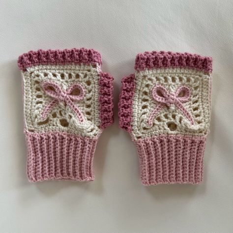 Cute Crochet Hand Warmers, Bow Granny Square Pattern, Crochet Patterns Coquette, Crochet Bow Granny Square, Granny Square Hand Warmers, Bow Granny Square, Crochet Hand Warmers Pattern, Coquette Gloves, Crochet Fairycore