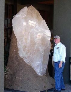 This giant crystal of quartz was displayed at the 2008 Tucson, Arizona, Rock and Mineral Show Giant Crystal, Geology Rocks, Pretty Rocks, Cool Rocks, Beautiful Rocks, Rock Collection, Mineral Stone, Minerals And Gemstones, Rocks And Gems