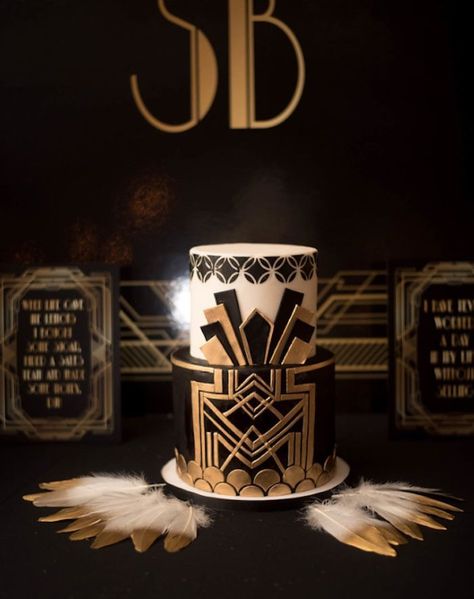 White Feather Centerpieces, Gatsby Cakes, Great Gatsby Cake, Roaring 20s Birthday Party, Gatsby Cake, Roaring 20s Birthday, Art Deco Wedding Cake, Gatsby Birthday Party, Gatsby Party Decorations