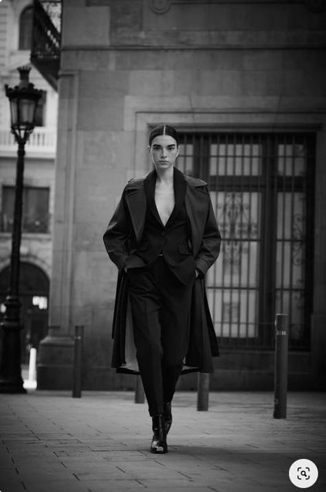 Street Model Photography Ideas, Women In Suits Photoshoot Outdoor, Street Style Photoshoot Women, Street Fashion Poses Women, Urban Fashion Photography Women, Street Fashion Photoshoot Woman, Black And White City Photoshoot, Street Model Poses Women, Downtown Street Photography