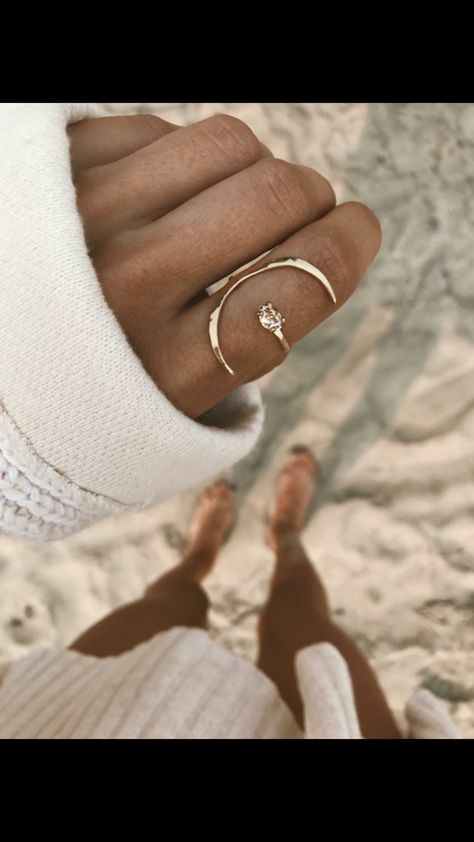 Moon ring Smaragd Ring, Diy Schmuck, Jewelry Inspo, Cute Jewelry, Diamond Wedding, Jewelry Inspiration, Gold Ring, My Jewellery, Beautiful Jewelry