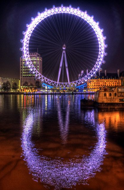 Christmas★The London Eye- Makes me want to see what the two in Las Vegas are going to look like.  One is right behind the Quad hotel (formerly the Imperial Palace).  They were building on it while we're staying there. Biang Lala, Kentish Town, The London Eye, Wallpaper Disney, Parc D'attraction, London Town, London Eye, Sport Motivation, Bright Lights