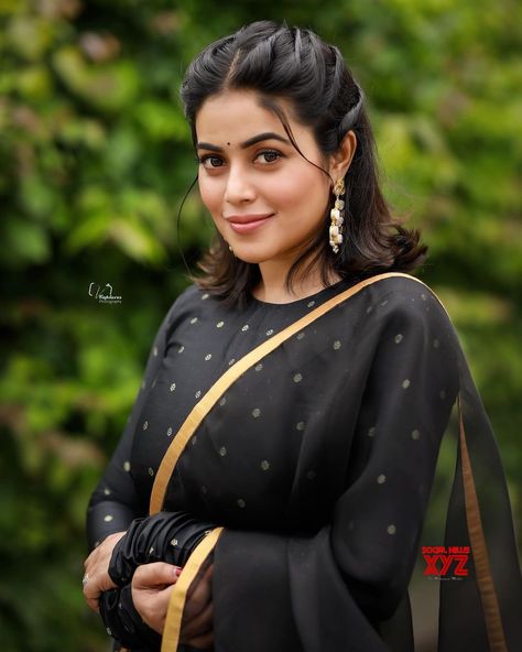 Short Ethnic Hairstyles, Simple Hairstyle For Saree, Indian Hairstyles For Saree, Shamna Kasim, Hairstyles For Gowns, Hair Style On Saree, Saree Hairstyles, Engagement Hairstyles, Traditional Hairstyle