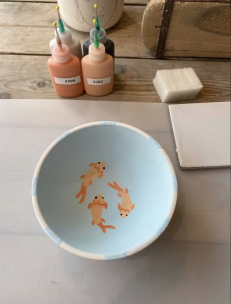 Soup Bowl Painting Ideas, Unique Pottery Painting Ideas, Ocean Pottery Ideas, Pokemon Pottery Painting, Pottery Painting Cup Ideas, Bowl Painting Ideas Aesthetic, Ceramics Ideas Painting, Pottery Painting Bowls, Pottery Bowl Painting