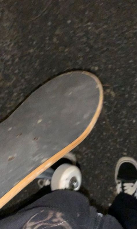 Skateboard Snapchat, Blushing Anime, Skate Vibes, Skateboarding Tricks, Skateboard Aesthetic, Skate Photos, Scary Movie Characters, Skater Boys, Grunge Guys