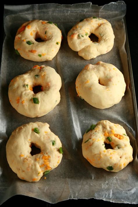 Sourdough Jalapeno Cheese Bagels, Jalapeno Bagels Recipe, Bagel Sandwich Recipes, Cheddar Bagels, Bagel Recipe Easy, Cheese Bagels, Jalapeno Cheese, Jalapeno Cheddar, Bagel Sandwich