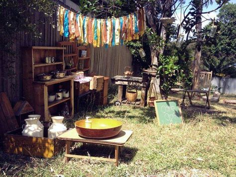 Mudpie Kitchen, Outdoor Homeschool, Waldorf Garden, Montessori Outdoor, Kids Outdoor Spaces, Outdoor Play Kitchen, Sensory Gardens, Natural Playground Ideas, Mud Pie Kitchen