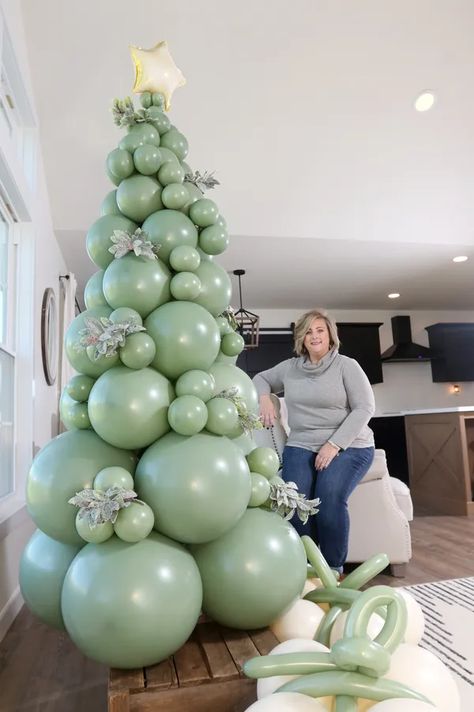 Christmas Office Party, Balloons For Christmas Tree, Balloon Christmas Tree, Ballon Christmas Tree, Christmas Tree Out Of Balloons, Balloon Xmas Tree, How To Make A Christmas Tree Out Of Balloons, Snowflake Balloon Column, Baloon Garland