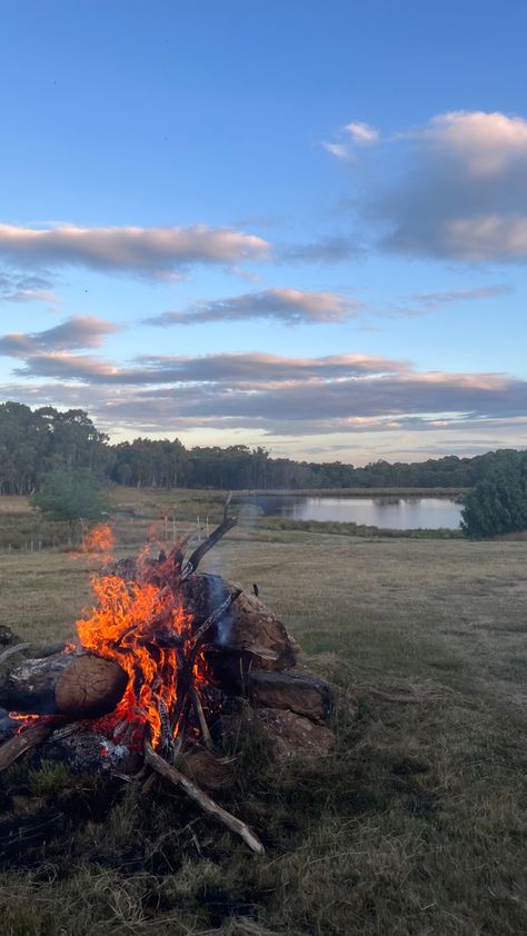 Farm Fire Pit, Farm Bonfire, Dirt Aesthetic, Country Bonfire, Farm Camping, Southern Aesthetic, Camping Lake, Camp America, Gods Country