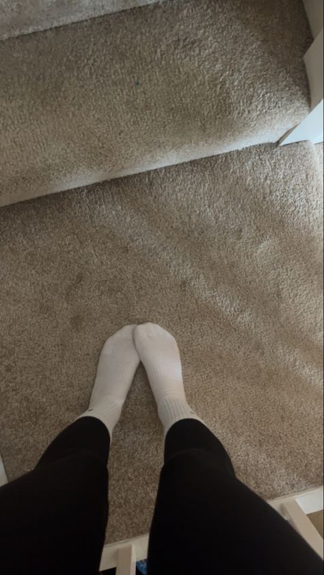 Long Socks Aesthetic, Socks Over Leggings, Beach Maternity Pictures, Black Leggins, Teen Socks, Socks Aesthetic, Cute Outfits With Leggings, Snap Friends, Body Outfit