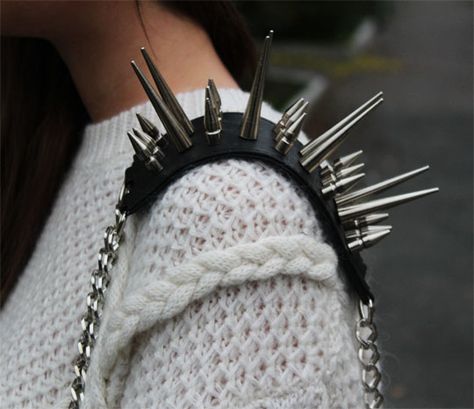 spike it up! Spike Bag, Studs And Spikes, Dye Jeans, Studded Purse, Studded Bag, Estilo Punk, Purse Strap, Dark Fashion, Bag Straps