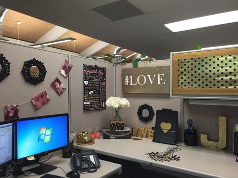 Decorated Work Cubicle Zen Office Decor Ideas Work Spaces, Decorated Cubicle At Work, Cute Cubicle Ideas, Diy Cubicle Decor, Office Cubicle Decor Ideas, Office Cubicle Decorating Ideas, Cubical Ideas, Diy Cubicle, Zen Office Decor