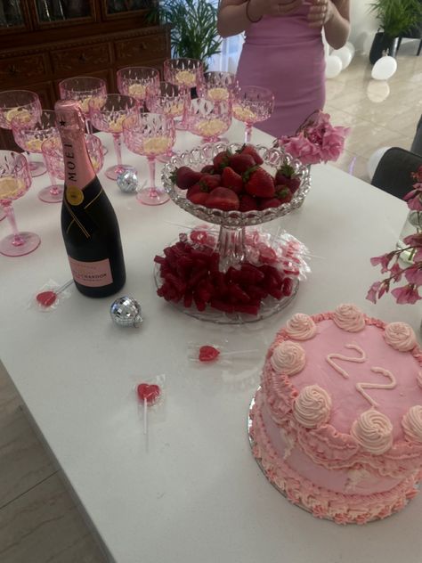 February Birthday Cake, Birthday 22 Aesthetic, February Birthday Party Ideas, Valentines Theme Party, Classy Birthday, Brunch Party Decorations, Girly Birthday, Valentines Birthday, Birthday Dinner Party