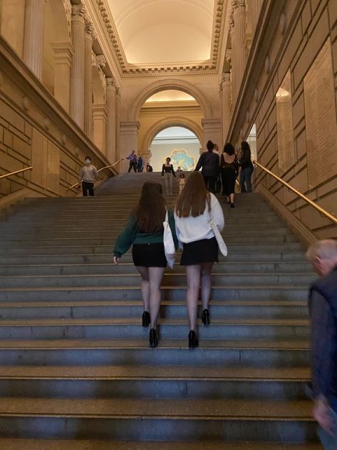 Met Pictures Ideas, Art Museum Picture Ideas, The Met Museum Aesthetic, Detroit Art Museum, Museum Picture Ideas, Gold Staircase, Classy Pictures, Candid Pics, Insta Board