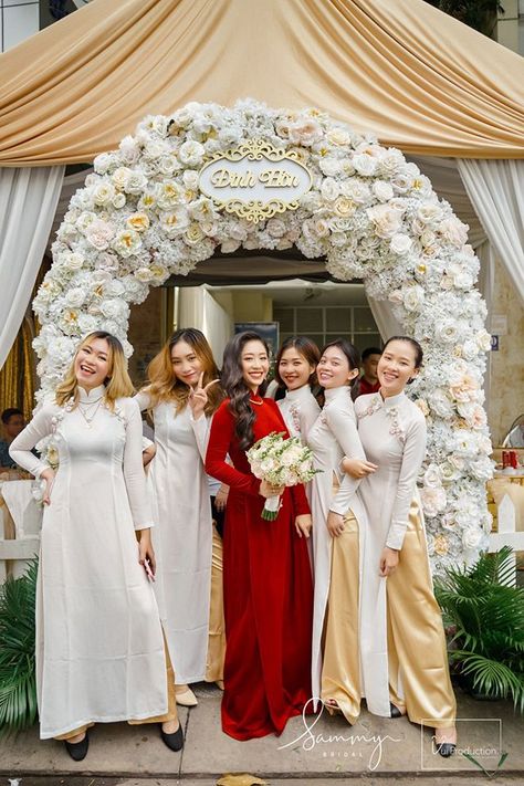 Bridesmaid Ao Dai Tea Ceremony, Chinese Wedding Bridesmaids, Tea Ceremony Ao Dai, Vietnamese Bridesmaid Dresses, Vietnamese Tea Ceremony Ao Dai, Ao Dai Tea Ceremony, Viet Wedding, Tea Ceremony Wedding, Vietnamese Wedding Dress