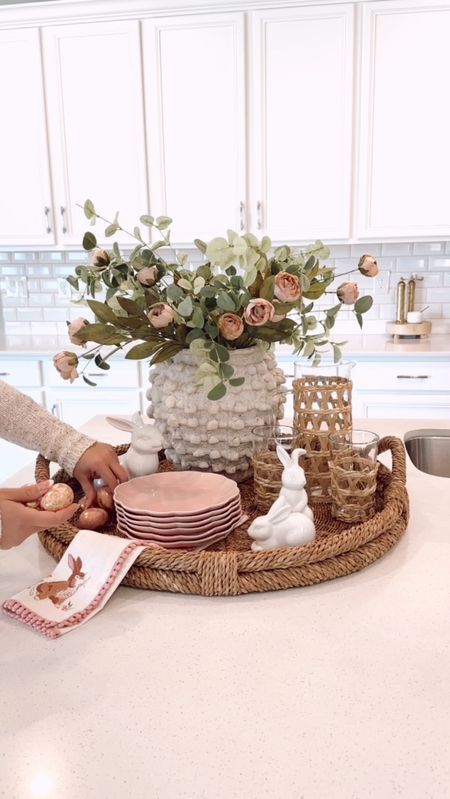 Kitchen Island Display Ideas, Island Table Decor Ideas, Spring Kitchen Table Decor, Fruit Basket Ideas Kitchen, Spring Dining Room Table Decor, Kitchen Countertops Decor, Spring Kitchen Decor, Natural Wood Table, Spring Kitchen