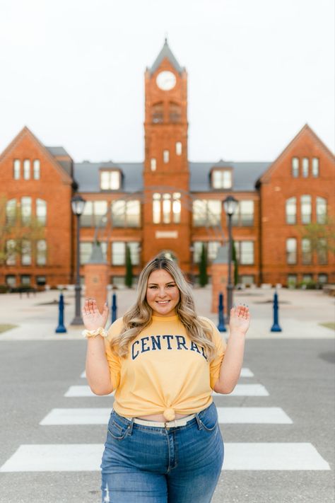 Graduation Picture Ideas Plus Size, College Graduation Pictures Plus Size, Graduation Pictures Plus Size, Plus Size Graduation Pictures, Masters Graduation Pictures, Graduation 2025, Masters Graduation, Grad Pictures, Graduation Pics