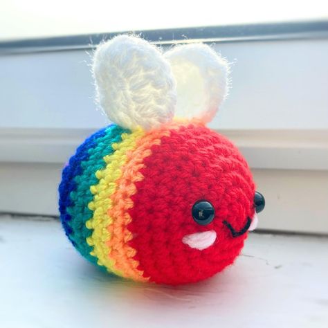 Pride Bee Crochet, Lgbtq Crochet Ideas, Free Pride Crochet Patterns, Rainbow Bee Crochet, Pride Crochet Projects, Pride Amigurumi, Lgbtq Crochet, Pride Crochet Ideas, Pride Diy