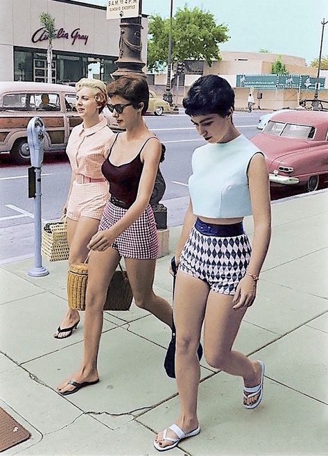 Ladies going shopping in colorful shorts, Los Angeles in 1960. 1950s Shorts, Vintage Summer Outfits, Skater Girls, Prom Pictures, Girl Next Door, Vintage Summer, Celebrity Weddings, Cool Kids, Short Dresses