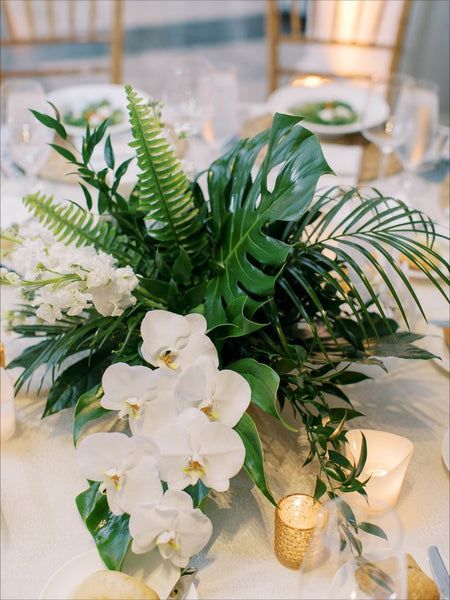 Tropical Leaves Wedding Decor, Palm Leaf Wedding Decor, Tropical Greenery Centerpieces, Palm Wedding Centerpieces, Orchid Arrangements Wedding, Dominican Decor, White Wedding Reception Ideas, Tropical Wedding Flowers Centerpieces, Green Tropical Wedding