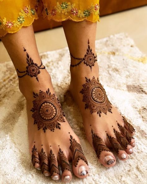 Minimal Mehendi Designs for Feet Bridal Henna Leg Designs, Minimal Foot Mehendi Design, Minimal Leg Mehendi Design, Feet Designs Mehndi, Mehandi Designs Leg, Bridal Leg Mehendi Designs Latest, Mehendi Designs Leg, Mehendi Designs For Foot, Feet Mendhi