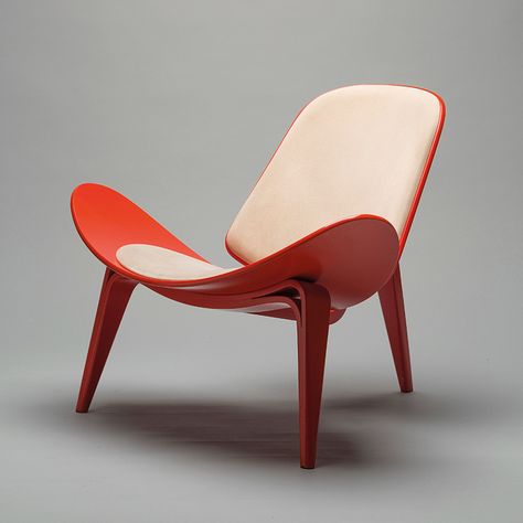 Hans J. Wegner – A Nordic Design Icon from Tønder - Scandinavian Design Shell Chair Wegner, Unusual Chairs, Hans Wegner Shell Chair, Famous Furniture Designers, Nordic Furniture, Scandinavian Chairs, Iconic Chairs, Love Chair, Hans J Wegner