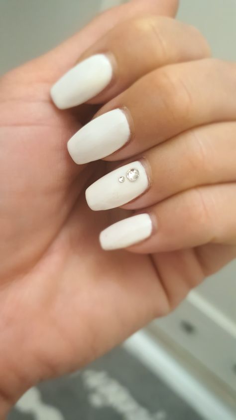 White Rhinestone Nails Short, White Nails Rhinestones Simple, Gems On White Nails, White Jewel Nails, Simple Jewel Nails, White Nails Diamonds, Nails With Diamonds Simple, White Nails With Crystals, Simple Nails With Rhinestones