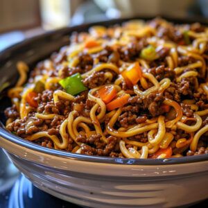 Slow Cooker Mongolian Ground Beef Chow Mein, Ground Beef Chow Mein, Mongolian Ground Beef, Beef Chow Mein, Slow Cooker Ground Beef, Slow Cooker Teriyaki, Chow Mein Noodles, Ground Meat Recipes, Mongolian Beef