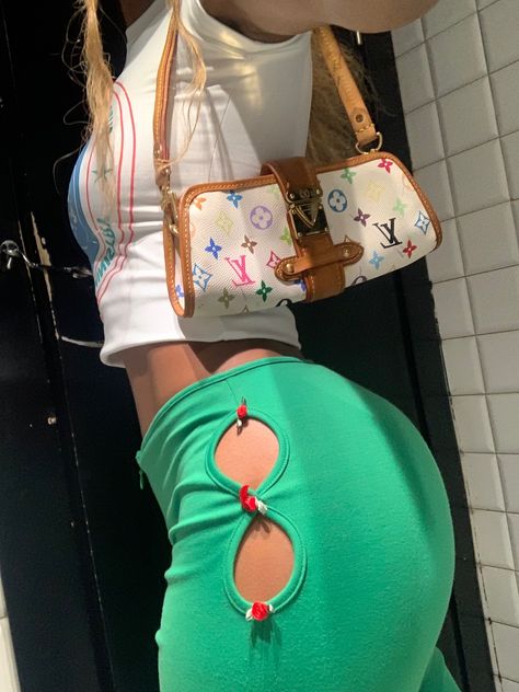 Louis Vuitton Aesthetic Outfit, 2000s Fashion Icons, Baddie Lifestyle, Louis Vuitton Murakami, Louis Vuitton Outfit, Elliana Walmsley, Black And White Lion, Louis Bag, Louis Vuitton Multicolor