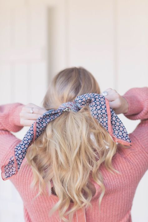 Simple tutorial on how to tie a scarf in your ponytail. Ponytail scarf tutorial. | @xoAmandaJohn Ponytail Simple, How To Tie Bandana, Atlanta Style, Ponytail Scarf, Makeup Things, Tie A Scarf, Hair Scarves, Braided Scarf, Pony Tails