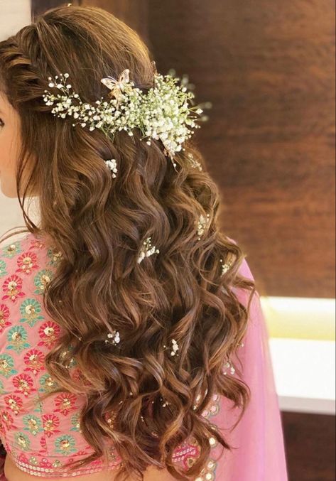 Sharara Hairstyle Ideas, Mayoun Hairstyles, Hairstyle For Mehandi Function, Mehandi Hairstyles, Hairstyles For Mehendi Function, Hairstyles On Mehndi Function, Mehndi Event Hairstyles, Flower Hairstyles Indian, Sangeet Hairstyles For Bride Sister