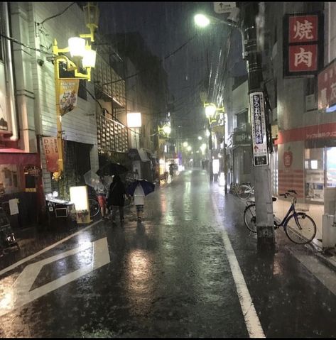 Japanese Alleyway, Comfort Pictures, Nice Scenery, Japan Icon, Tokyo Aesthetic, City Rain, Rainy Street, Tokyo Streets, Rainy City