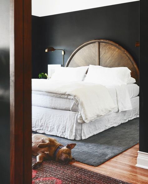 black bedroom // Benjamin Moore Raccoon Fur // via Yellow Brick Home Benjamin Moore Raccoon Fur, Kim Scott, Rustic Bedroom Design, Yellow Brick Home, Minimal Bedroom, Black Bedroom Furniture, Brick Home, Eclectic Bedroom, Black Bedroom