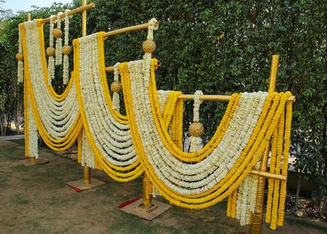 Haldi Decoration Ideas, Mehendi Decor Ideas, Home Flower Decor, Haldi Decor, Wedding Background Decoration, Housewarming Decorations, Wedding Entrance Decor, Mandap Decor, Desi Wedding Decor