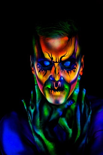 Uv Photoshoot, Glow In The Dark Makeup, Black Light Makeup, Halloween Lifestyle, Neon Face Paint, Uv Makeup, Halloween Makeup Witch, Halloween Shoot, Uv Paint