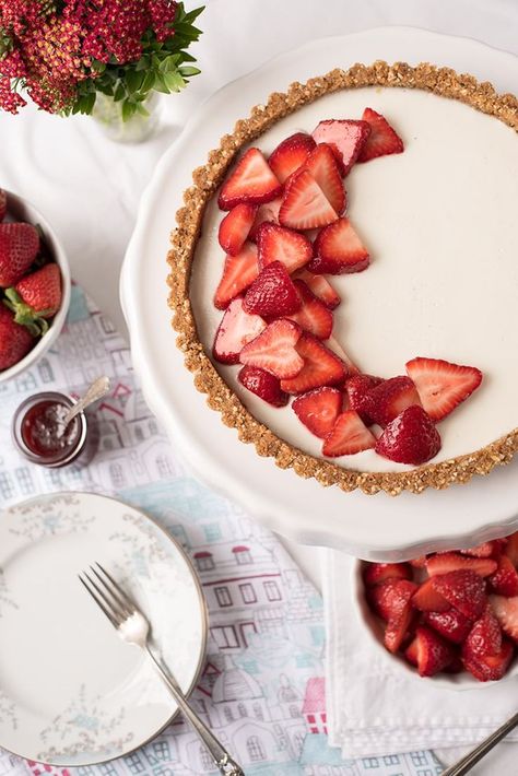 Juicy, sweet strawberries are the star of this icebox dessert. This Strawberry Panna Cotta Tart recipe is a splendid way to highlight the beauty and sweetness of fresh, in-season strawberries which are layered on a creamy gelatin filling and sweet almond, graham cracker crust. #strawberrytart #pannacotta #iceboxdessert #summerdessert #tart #dessertrecipe Easy Delicious Desserts, Food Moodboard, Panna Cotta Tart, Strawberry Panna Cotta, Strawberry Frozen Yogurt, Icebox Desserts, Dreamy Desserts, Flavored Pancakes, Strawberry Tart