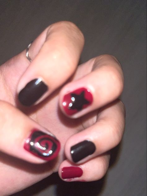 Horror Nail Art Short, Red Black Short Nails, Red And Black Nails Men, Black Red Nails Short, Easy Painted Nails, Black And Red Short Nails Ideas, Emo Nail Ideas Short, Nail Polish Ideas Short Nails, Gel Nail Inspo Short Natural