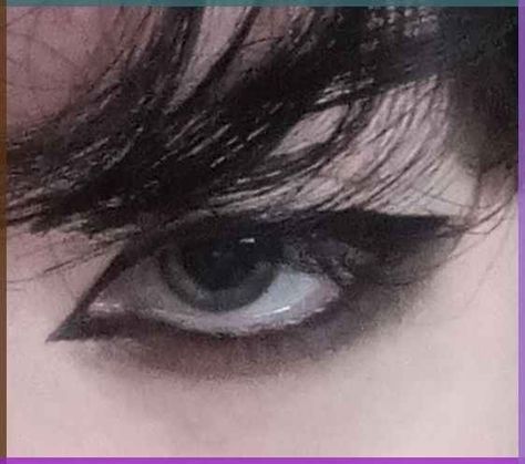 Eyeliner Ideas Grunge, Eyeliner Looks For Doe Eyes, Alt Makeup Ideas Eyeliner, Alt Male Makeup, Grunge Makeup Male, Easy Gothic Makeup Ideas, Makeup Looks Masc, Emo Makeup For Hooded Eyes, Emo Boy Eyeliner