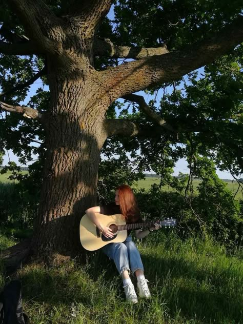 Guitarist Photography, Guitar Portrait, Guitar Illustration, Musician Photography, Guitar Photos, Senior Photo Outfits, Guitar Girl, Canvas Painting Tutorials, Female Guitarist