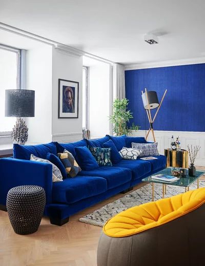 7 manière d'utiliser le bleu Klein en déco Yellow Living Room Accessories, Yellow Living Room Furniture, Modern Chic Living Room, Blue And Yellow Living Room, Yellow Decor Living Room, Modern Living Room Lighting, Navy Blue Living Room, Blue Living Room Decor, Living Room Drapes