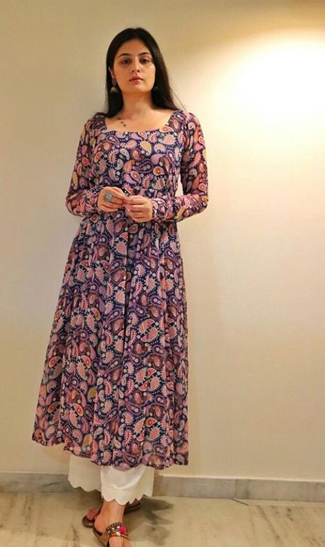 Long Kurta Designs, Frock Suit, Anarkali Dress Pattern, Simple Kurta Designs, Simple Kurti Designs, Casual Indian Fashion, Long Kurti Designs, Long Dress Design, Salwar Kamiz