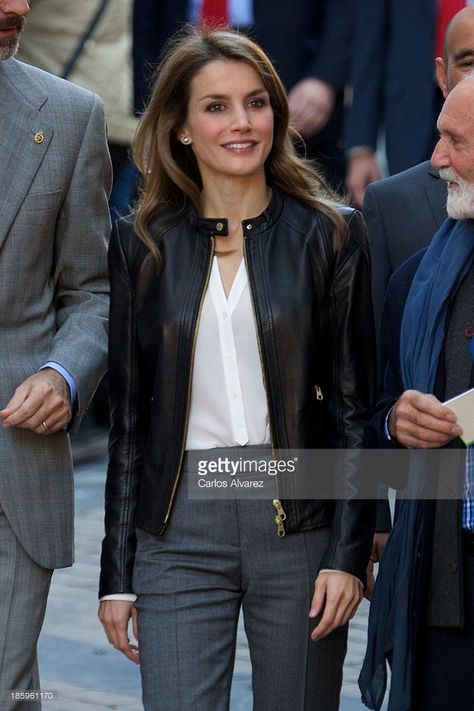 Outfits For The Office, Princess Letizia, Leather Jacket Outfits, Business Dress, Real Leather Jacket, Stylish Work Outfits, Queen Letizia, Looks Chic, Work Outfits Women