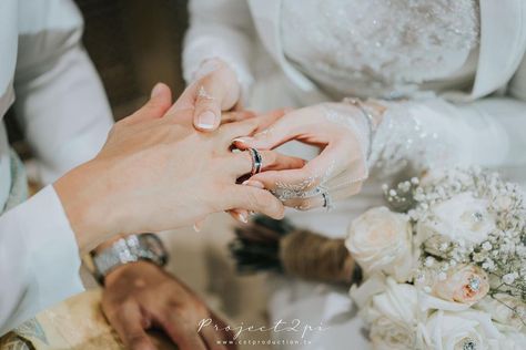 Akad Nikah Photography, Nikah Poses, Pose Foto Pernikahan, Nikah Photoshoot, Foto Akad, Melayu Wedding, Photo Moodboard, Muslim Wedding Photos, Moodboard Wedding