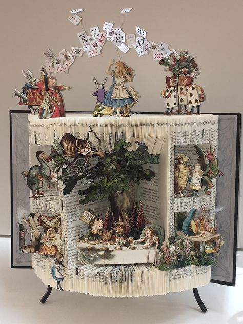 Book Diorama, Alice In Wonderland Crafts, Book Art Sculptures, Old Book Crafts, Bookshelf Art, Alice In Wonderland Book, Creation Art, Book Page Crafts, Altered Book Art