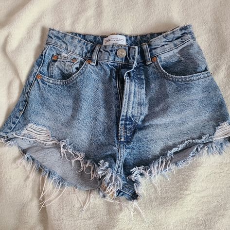 ZARA jean shorts Zara Jean Shorts, Jean Zara, Jean Short Outfits, Summer Shorts Outfits, Ripped Jean Shorts, Cute Preppy Outfits, Cute Jeans, Zara Pants, Short En Jean