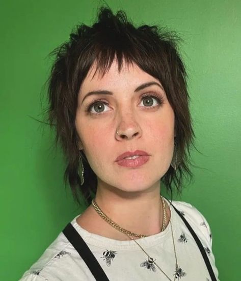 Edgy Short Straight Shag for Fine Hair Short 70s Shag Hairstyles, Short Shag For Thinning Hair, Short Shaggy Hairstyles For Fine Hair, Mullet Fine Straight Hair, Shag Haircut No Fringe, Long Pixie Shag Haircut, Pixie Shag Mullet, Edgy Hair 2023, Edgy Bangs With Medium Hair