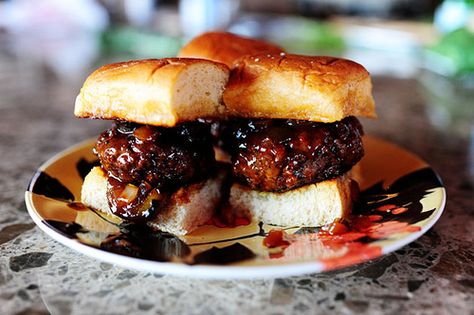 Delicious Pioneer woman Spicy BBQ Whisky sliders on Hawaiian rolls :) Yumm these were a favorite for my husband! Dressing Stuffing, Bbq Sliders, Homemade Flour, Thanksgiving Dressing, Christmas Buffet, Lasagna Rollups, Turkey Brine, Sesame Noodles, Layered Salad