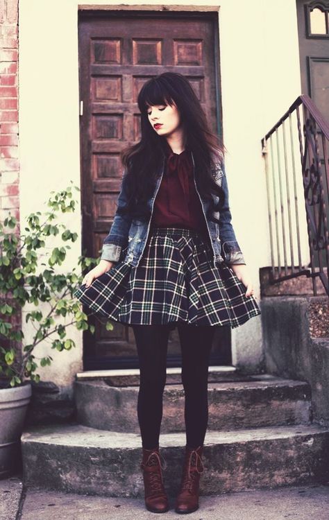 Skater Skirts Outfits- 20 Ways to Wear Skater Skirts In 2021 – Branded Girls Plaid Skirt Outfits, Skater Skirt Outfit, Fall Fashion Jeans, Maxi Dress Outfit Fall, Moda Grunge, Dress Outfit Fall, Checkered Skirt, Rock Outfit, Maxi Dress Outfit