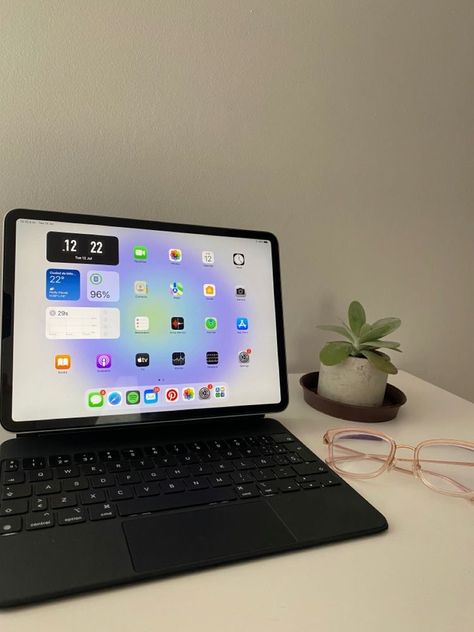 Ipad Pro Aesthetic Wallpaper, Ipad School Aesthetic, Ipad Study Aesthetic, Ipad Pro Aesthetic, Ipad Aesthetic Organization, Ipad Inspo, Ipad Organizer, Studera Motivation, Ipad Essentials